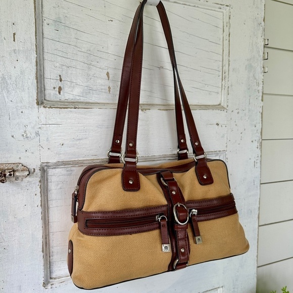VINTAGE,AIGNER, CANVAS & LEATHER SHOULDER/ SATCHEL BAG.TAN WITH BURGUNDY LEATHER - Picture 2 of 13